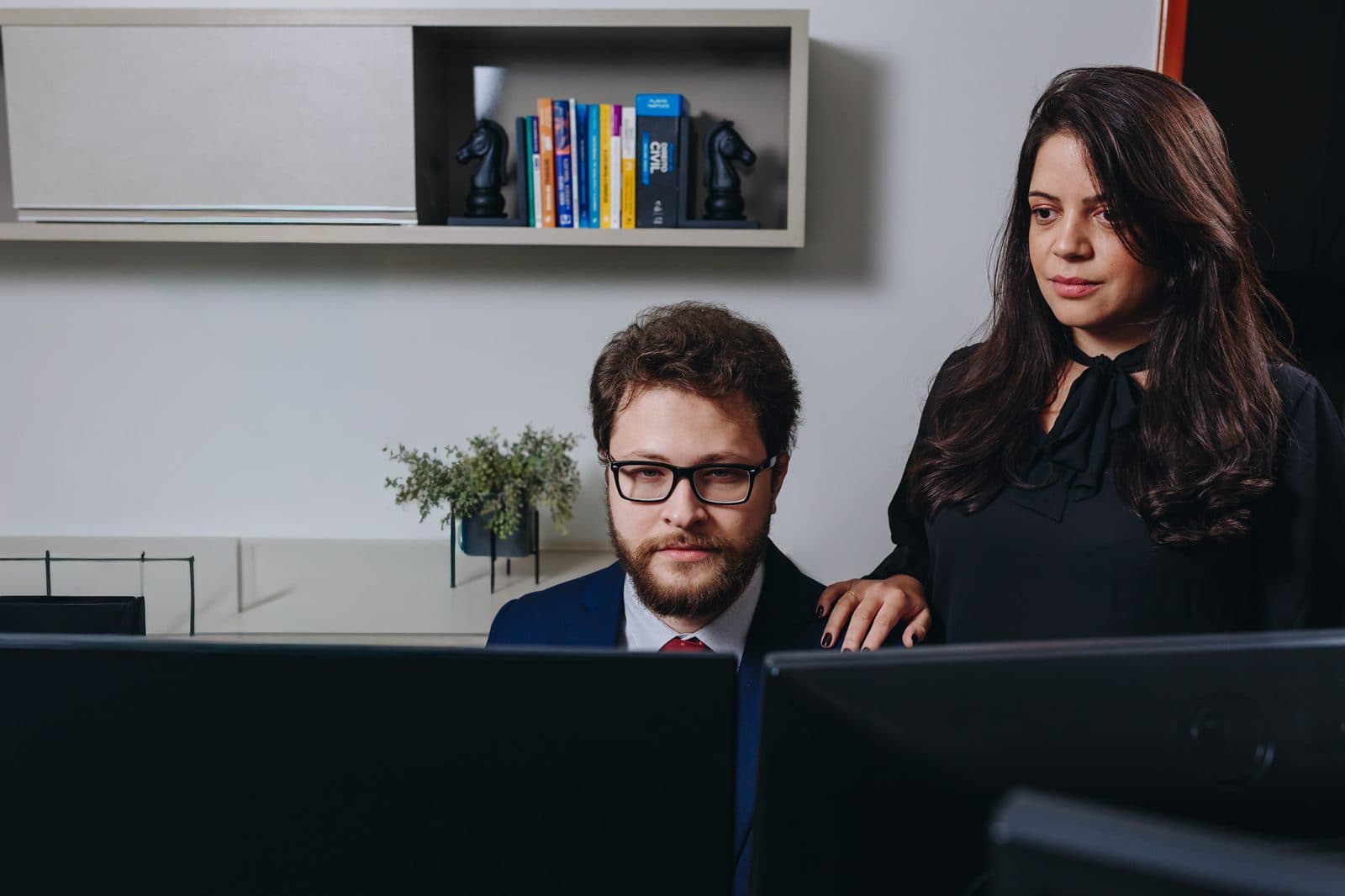 Advogados da Mendes & Melo analisando um caso